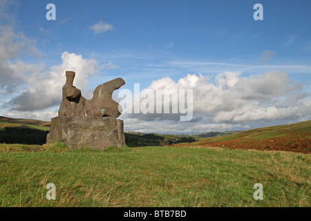 Deux pièces d'orientation Figure No1 sculpture de Henry Moore à Glenkiln Sculpture Park, Dumfries et Galloway, Écosse Banque D'Images