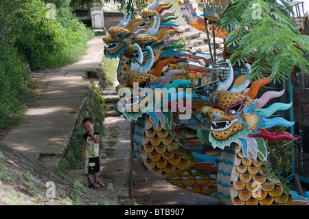 Croisière bateau décoré de Dragons sculptés Ornately amarré le long de la rivière des Parfums, ville impériale de Hue, Vietnam Banque D'Images