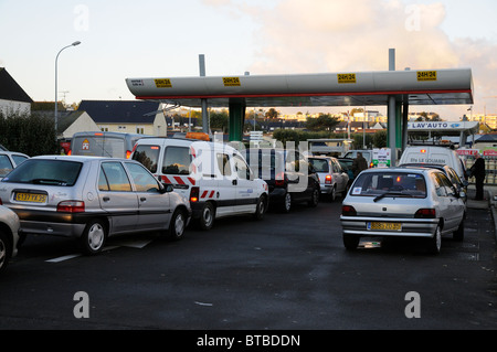 L'automobiliste français font la queue pour l'essence et du carburant diesel au cours de l'actuelle crise du carburant au supermarché Intermarché St Malo France Banque D'Images