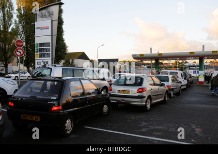 Les automobilistes français font la queue pour l'essence et du carburant diesel au cours de l'actuelle crise du carburant au supermarché Intermarché St Malo France Banque D'Images