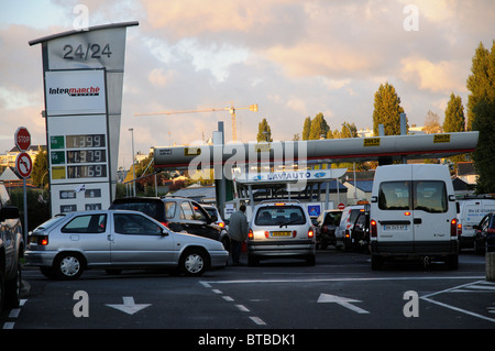 L'automobiliste français font la queue pour l'essence et du carburant diesel au cours de l'actuelle crise du carburant au supermarché Intermarché St Malo France Banque D'Images