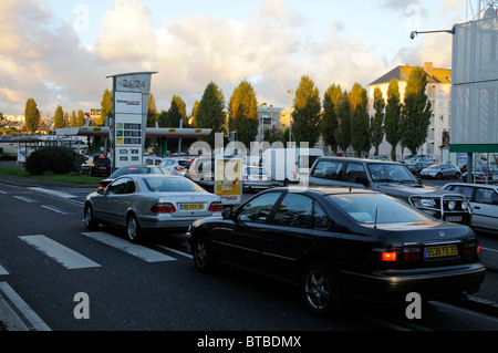 L'automobiliste français font la queue pour l'essence et du carburant diesel au cours de l'actuelle crise du carburant au supermarché Intermarché St Malo France Banque D'Images