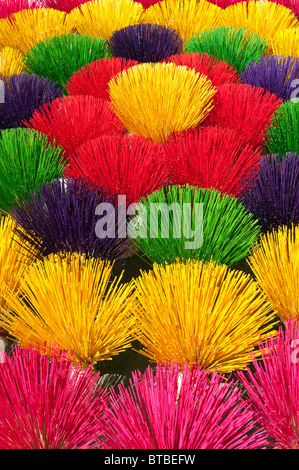 Manches de couleur vive ou les brosses sur Market Stall à Hue, Vietnam du Nord Banque D'Images