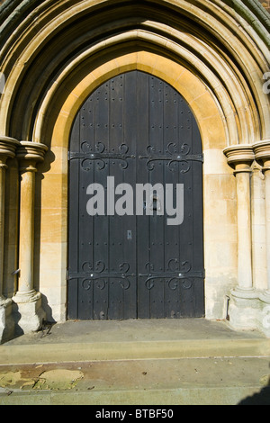 Porte de l'église en bois noir fermé Banque D'Images