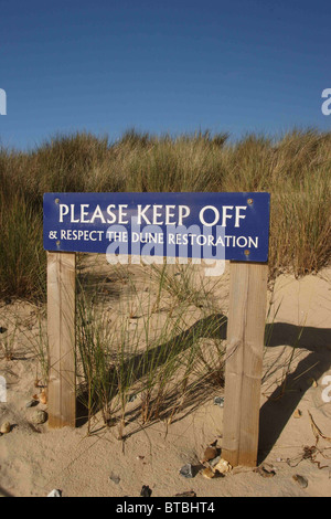 Marcher sur les dunes, la baie de Studland signe Dorset UK. Banque D'Images