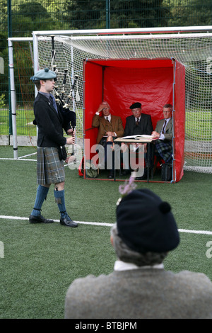 Concours de cornemuse, Glenurquhart Highland Gathering et jeux, Blairbeg Park, Drumnadrochit, Ecosse Banque D'Images