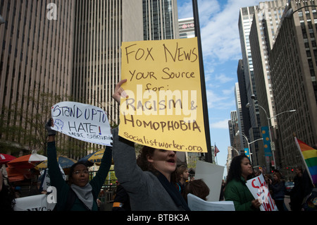 Les protestataires manifester contre News Corp., la société mère de Fox News Banque D'Images