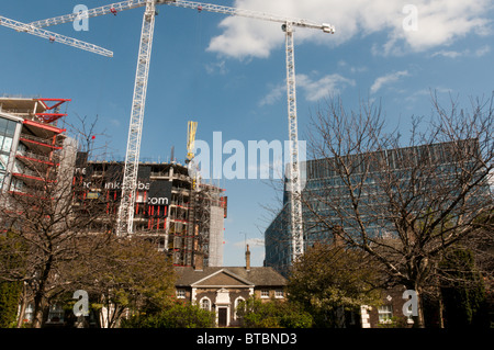 Hopton's hospices à Southwark, Londres avec le NEO Bankside en arrière-plan de développement Banque D'Images