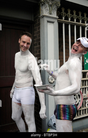 Les hommes gay aiment être photographiés tout en appliquant la peinture du corps avant la parade de la fierté de Manchester 2010 dans le centre-ville, Angleterre Royaume-Uni Banque D'Images