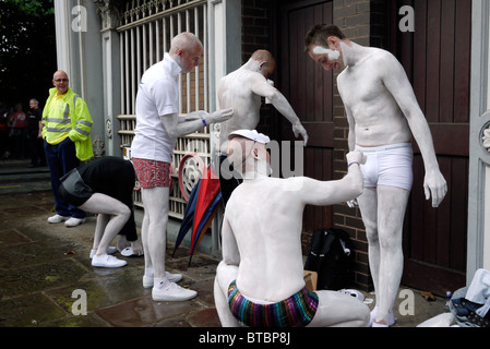 Les hommes gay aiment être photographiés tout en appliquant la peinture du corps avant la parade de la fierté de Manchester 2010 dans le centre-ville, Angleterre Royaume-Uni Banque D'Images