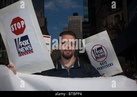 Les protestataires manifester contre News Corp., la société mère de Fox News Banque D'Images