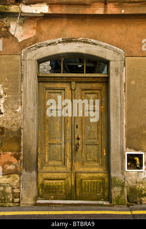 Vieille porte en bois d'une maison abandonnée Banque D'Images