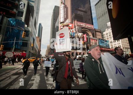 Les protestataires manifester contre News Corp., la société mère de Fox News, à New York Banque D'Images