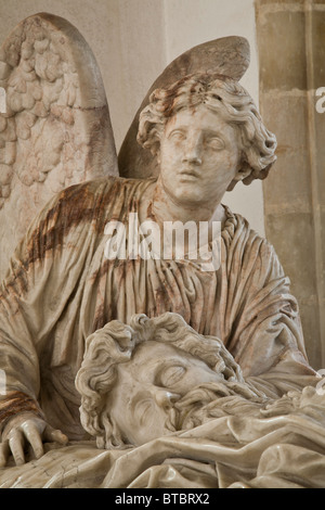 L'Huitième marquis de Lothian est protégé par des anges. Sculpture par George Frederick Watts. St Andrews, Blickling, Norfolk, Royaume-Uni. Banque D'Images