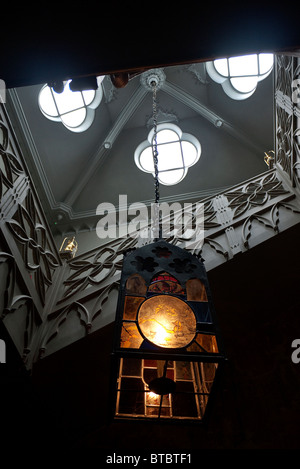 Montage de la lampe dans l'escalier principal de Strawberry Hill House London London UK Banque D'Images