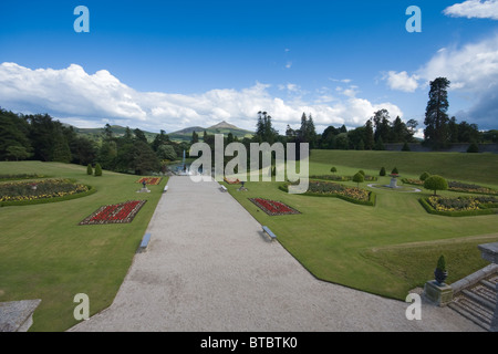 Powerscourt gardens avec Wicklow Mountains dans la distance de l'Irlande. Powerscourt est un des plus grands d'Irlande estates Banque D'Images