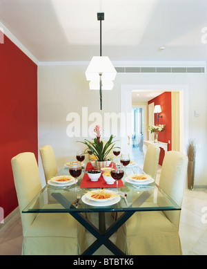 Salle à manger avec pendentif rouge lumière dans lles, CERDAGNE