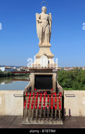 Statue de Saint Raphael sur le pont romain de Cordoue, Espagne Banque D'Images