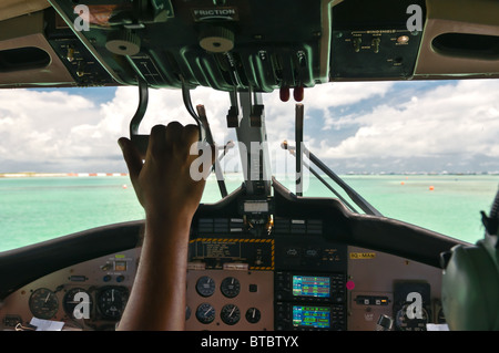 Le cockpit de l'avion. Vue sur les Maldives Banque D'Images