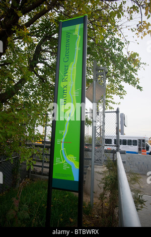 Un Bronx River Greenway site en usine de béton Park le long de la Bronx River dans le quartier de New York dans le Bronx Banque D'Images