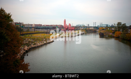 Parc de l'usine de béton le long de la Bronx River dans le quartier de New York dans le Bronx Banque D'Images