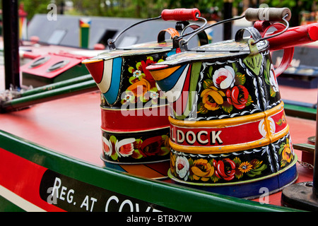 La seule Grande-bretagne style art populaire connu sous le nom de roses et de châteaux sur canal ware vu au Festival du canal Rickmansworth. DAVID MANSELL Banque D'Images