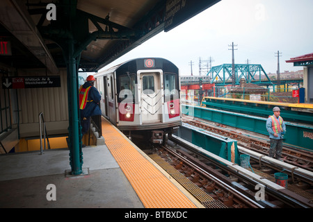 Un certain nombre 6 tire dans le train de l'IRT Whitlock Avenue station surélevée dans le Bronx à New York Banque D'Images