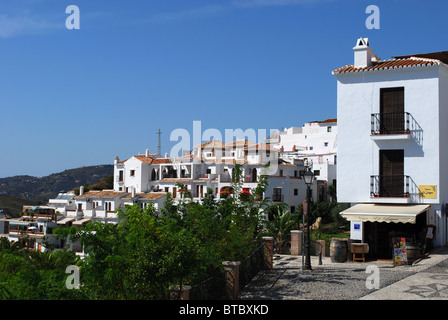 Vue sur village blanc (pueblo blanco), Nerja, Costa del Sol, la province de Malaga, Andalousie, Espagne, Europe de l'Ouest. Banque D'Images