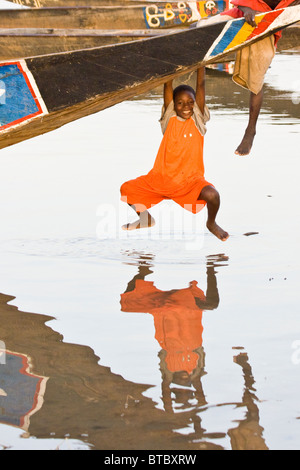 Garçons jouant sur un bateau à Ségou, Mali Banque D'Images