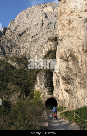 Sur l'ancienne Strada del Ponale Route près de Riva del Garda, Lac de Garde, Italie Banque D'Images