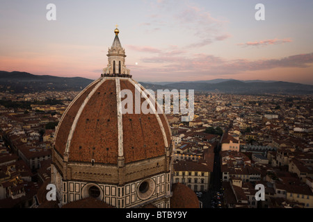 La coupole de Brunelleschi vu de sur le clocher de Giotto (campanile) à Florence. Banque D'Images