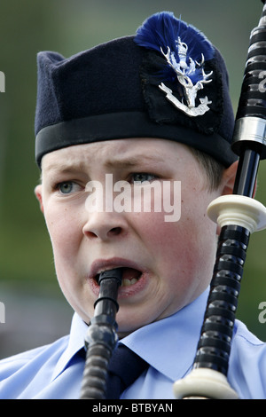 Concours de cornemuse, Glenurquhart Highland Gathering et jeux, Blairbeg Park, Drumnadrochit, Ecosse Banque D'Images