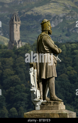 La Statue de Robert Bruce et le Monument National à Wallace, château de Stirling, Stirling, Ecosse Banque D'Images