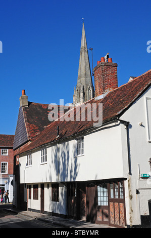 Premier étage d'alimentation de l'ancien bâtiment. Une fois que le plus vieux pub de Chichester est maintenant 764. Cathédrale de la Sainte Trinité derrière. Banque D'Images