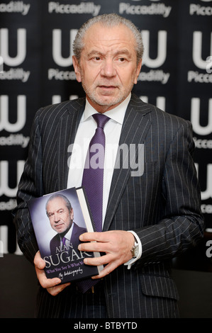 Alan Sugar signe des exemplaires de sa nouvelle autobiographie 'ce que vous voyez est ce que vous avez' à Waterstones, Piccadilly, Londres. Banque D'Images