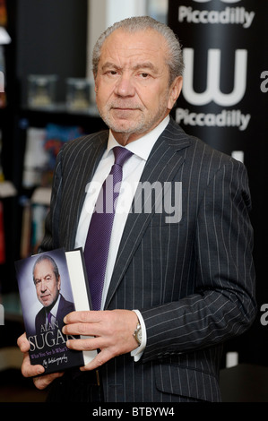 Alan Sugar signe des exemplaires de sa nouvelle autobiographie 'ce que vous voyez est ce que vous avez' à Waterstones, Piccadilly, Londres. Banque D'Images