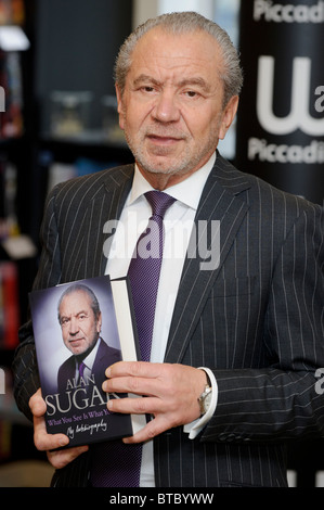 Alan Sugar signe des exemplaires de sa nouvelle autobiographie 'ce que vous voyez est ce que vous avez' à Waterstones, Piccadilly, Londres. Banque D'Images