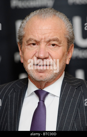 Alan Sugar signe des exemplaires de sa nouvelle autobiographie 'ce que vous voyez est ce que vous avez' à Waterstones, Piccadilly, Londres. Banque D'Images