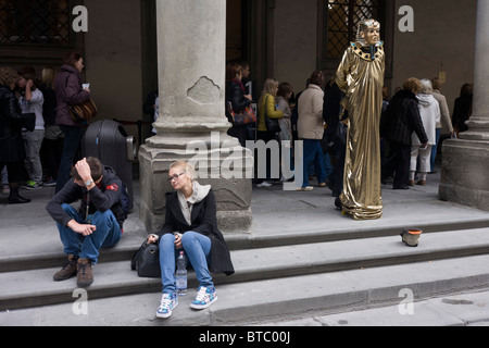 Fatigué et déçu les touristes et pharaon égyptien à Florence Piazza du busker degli Uffizi Banque D'Images