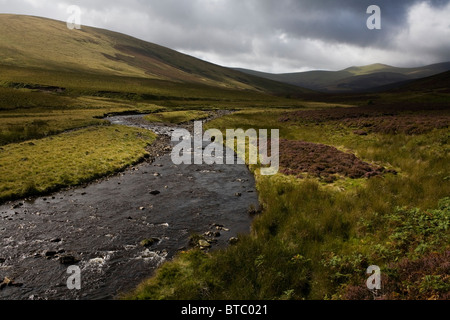 La rivière Caldew avec le bord de Blencathra et le Skiddaw massif dans la distance dans le Parc National de Lake District. Banque D'Images