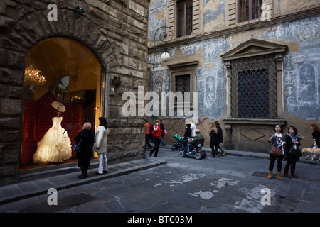 Admirer les femmes robe de mariage dans la fenêtre de l'Atelier Aimee suite nuptiale shop sur Florence Borgo degli Albizi. Banque D'Images