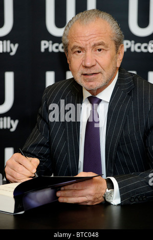 Alan Sugar signe des exemplaires de sa nouvelle autobiographie 'ce que vous voyez est ce que vous avez' à Waterstones, Piccadilly, Londres. Banque D'Images