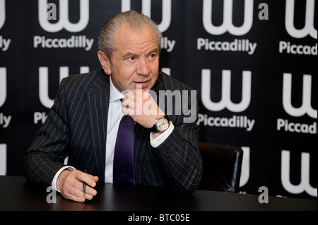 Alan Sugar signe des exemplaires de sa nouvelle autobiographie 'ce que vous voyez est ce que vous avez' à Waterstones, Piccadilly, Londres. Banque D'Images