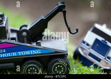 Camion jouet dans le jardin arrière. Banque D'Images