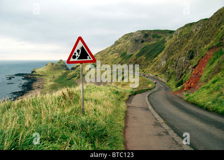 Danger de chute de pierres roadsign près de la Chaussée des Géants, le comté d'Antrim, en Irlande du Nord Banque D'Images