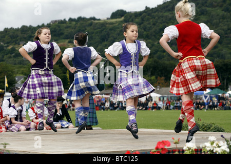 Scottish Highland Dance, Glenurquhart Highland Gathering et jeux, Blairbeg Park, Drumnadrochit, Ecosse Banque D'Images