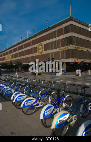 Des vélos de ville gratuit à Sergels Torg en face de Åhlens magasin centre de Stockholm Suède Europe Banque D'Images