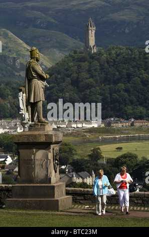 La Statue de Robert Bruce et le Monument National à Wallace, château de Stirling, Stirling, Ecosse Banque D'Images