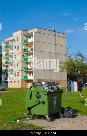 Pleine poubelle en face d'un bloc résidentiel Swinoujscie Pologne Europe Occidentale Banque D'Images