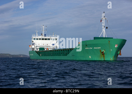 Chargé arklow racer cargo sec irlandais à l'ancre dans les eaux côtières de l'uk Banque D'Images